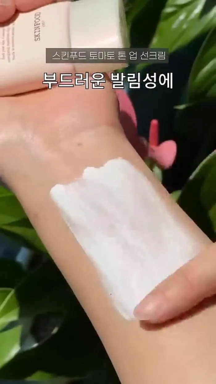 AHC 세이프온 마일드 선쿠션, MAC 파우더 키스 립스틱 서트리니스, 에스트라 아토베리어365 하이드로 수딩크림, 버츠비 모이스춰라이징 립밤, 스킨푸드 토마토 톤 업 선크림