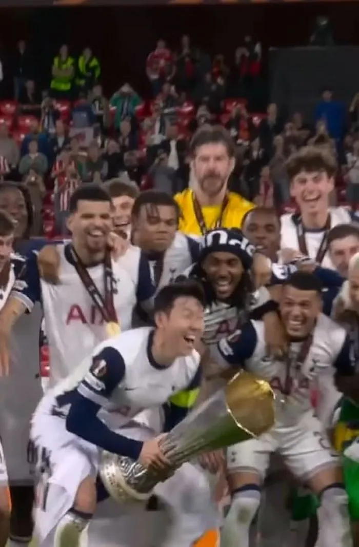 태극기 두른 손흥민, 사생활 논란 딛고 유로파 '우승컵' 번쩍