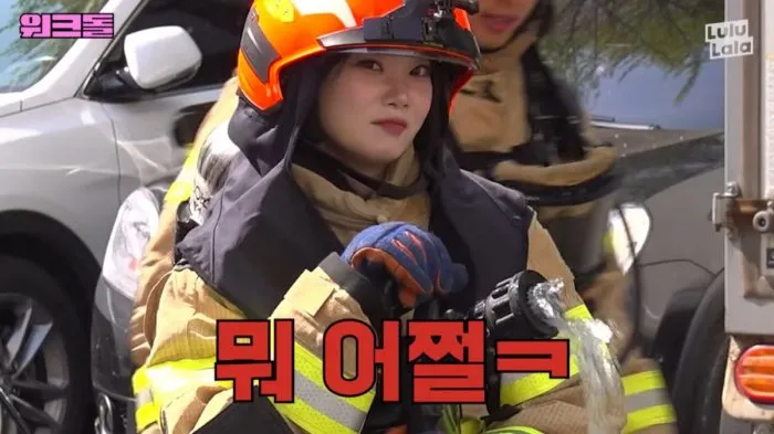 '워크돌' 새 MC 츠키, 소방관 변신…첫 출근 나섰다