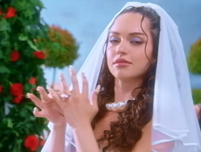 캣츠아이, 제시카 알바, 가브리엘라, 티저