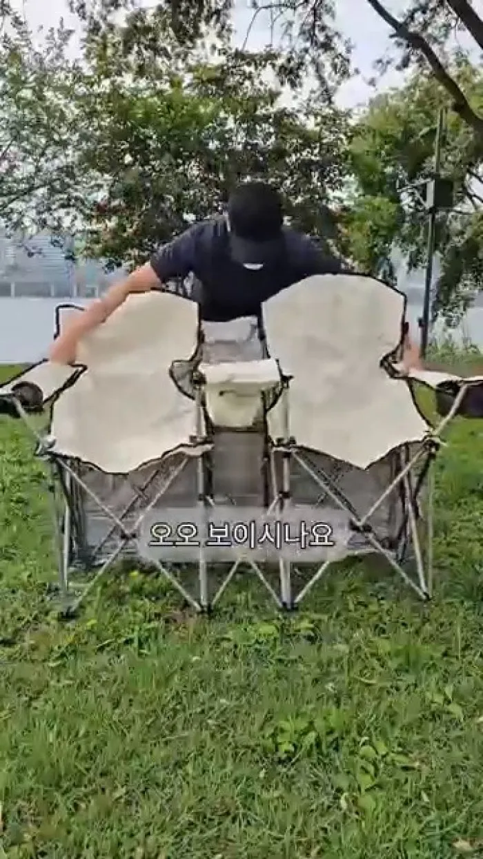 [리뷰] 조립 없이 펼치면 뚝딱 완성되는 피크닉 의자 '눈길'