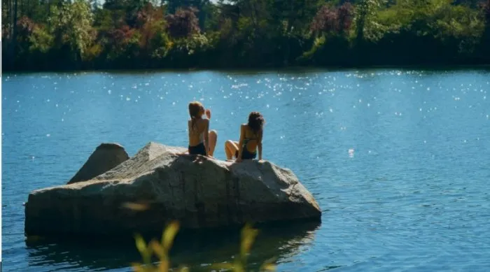 반응 터진 키키 신곡 '댄싱 얼론' MV…"하이틴 영화퀄"