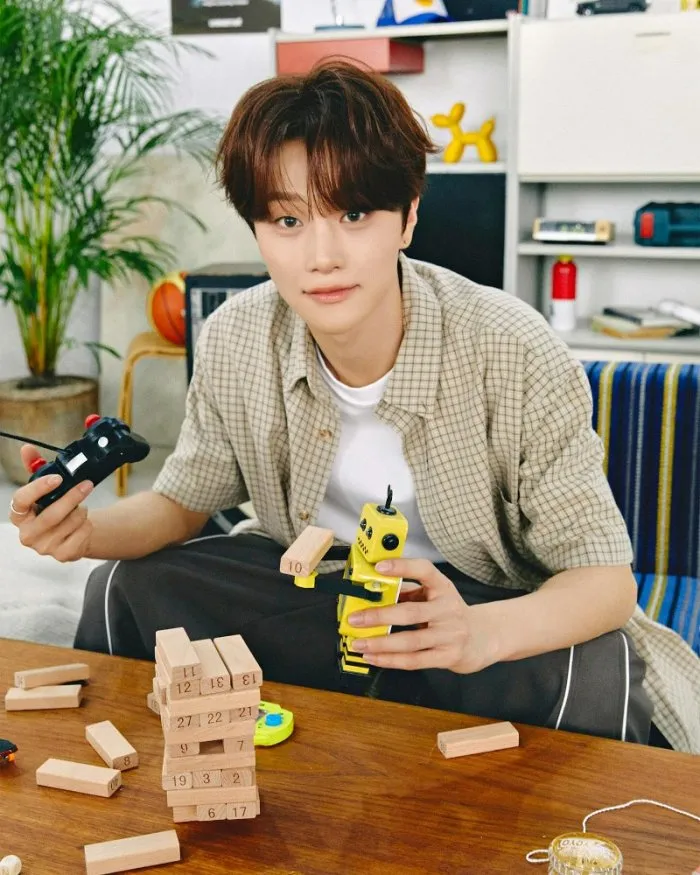 Identity, Unevermet, Debut, Mode House