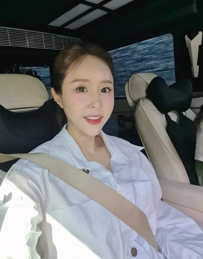 Koyote's Shinji Captivates Fans with Her Radiant Smile Amid Busy Life... "She is Getting More Beautiful"