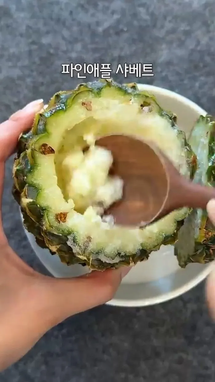 Café Premium Cold Brew de F5, Helado de Sherbet de Piña, Bar de Queso para Asar de la Pareja Romántica