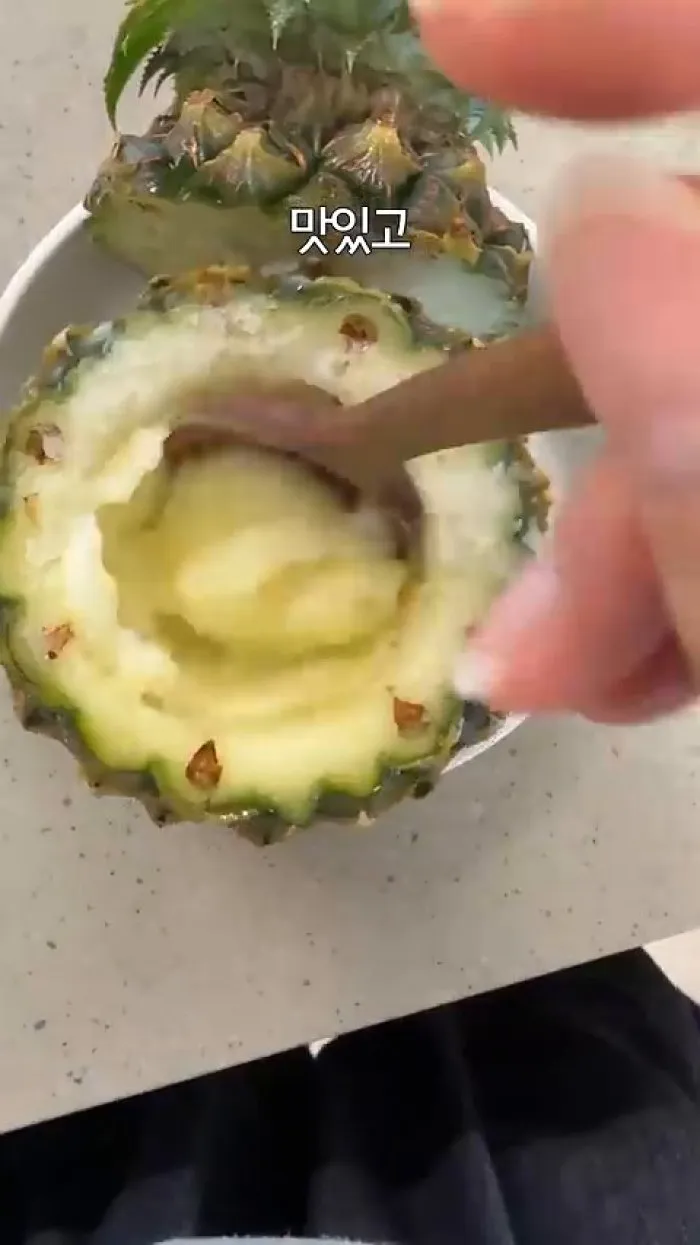 Café Premium Cold Brew de F5, Helado de Sherbet de Piña, Bar de Queso para Asar de la Pareja Romántica