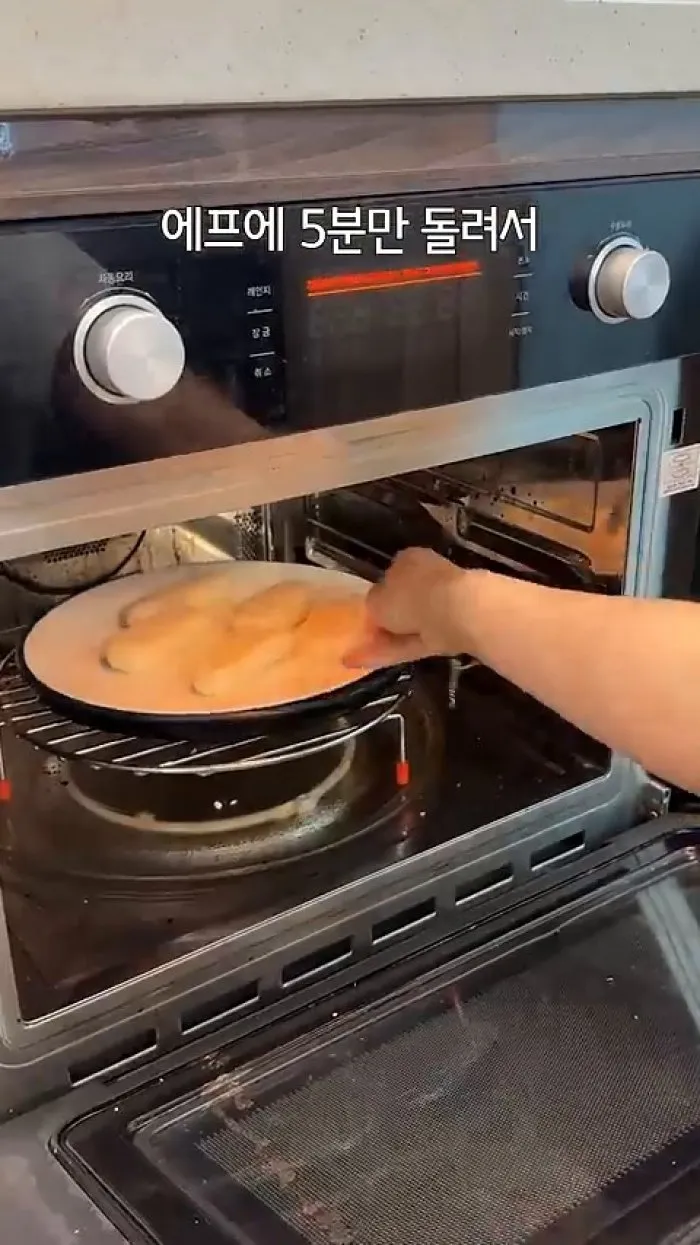 Café Premium Cold Brew de F5, Helado de Sherbet de Piña, Bar de Queso para Asar de la Pareja Romántica