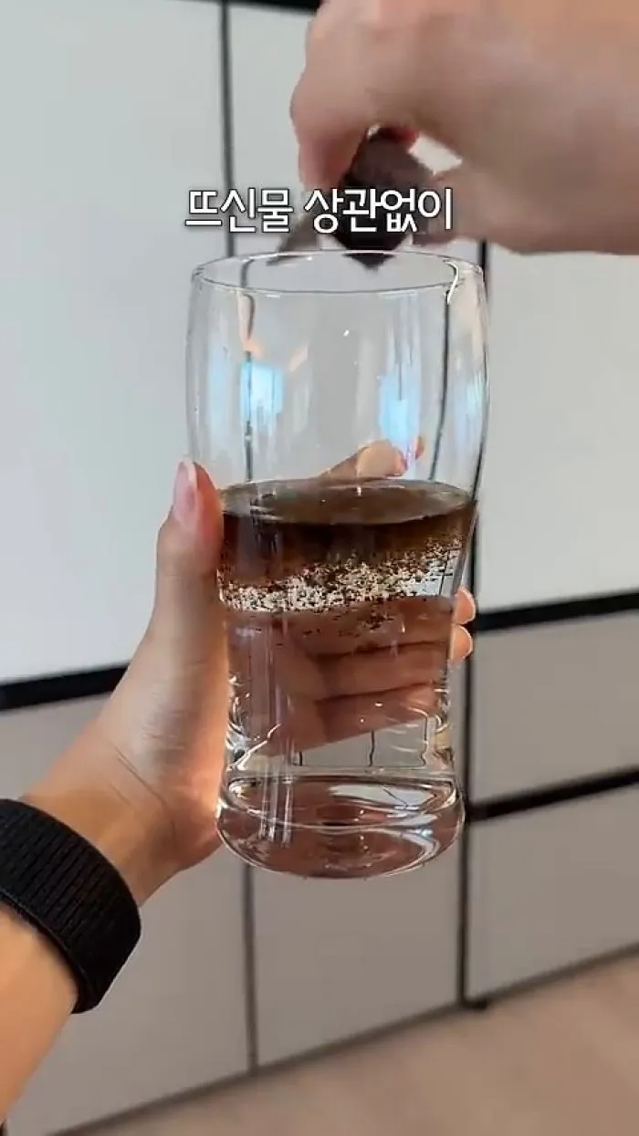 Café Premium Cold Brew de F5, Helado de Sherbet de Piña, Bar de Queso para Asar de la Pareja Romántica