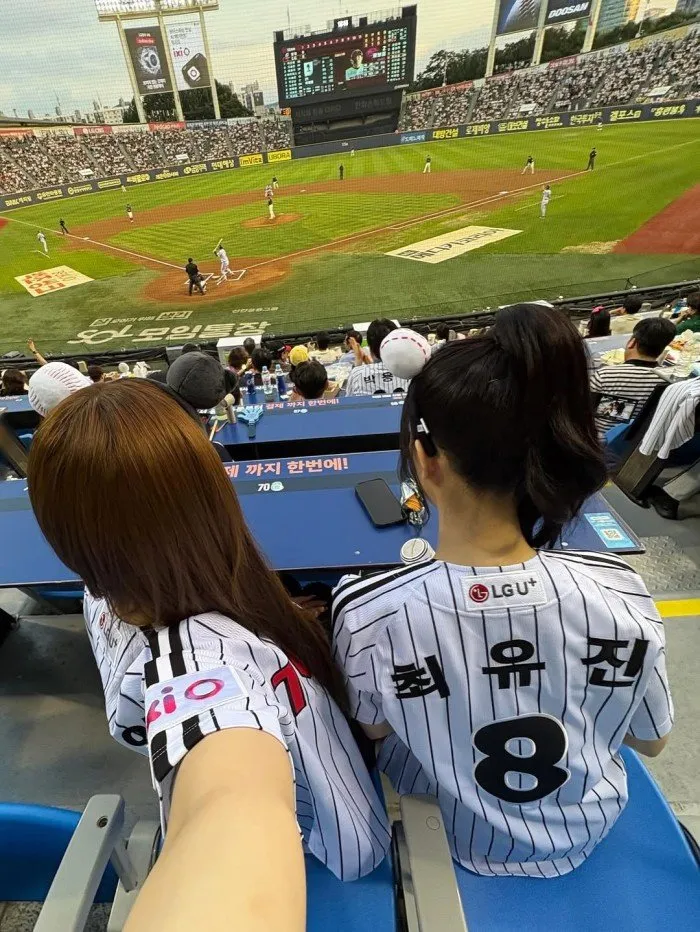 Kep1er, Choi Yujin, Huening Bahiyyih, Baseball, First Pitch, LG Twins, Lotte Giants