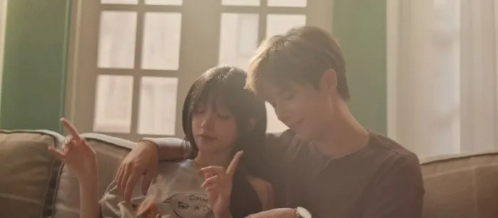 Wugi de (G)I-DLE comparte química con el actor chino Wang Anwu en el MV de 'Me Duele'