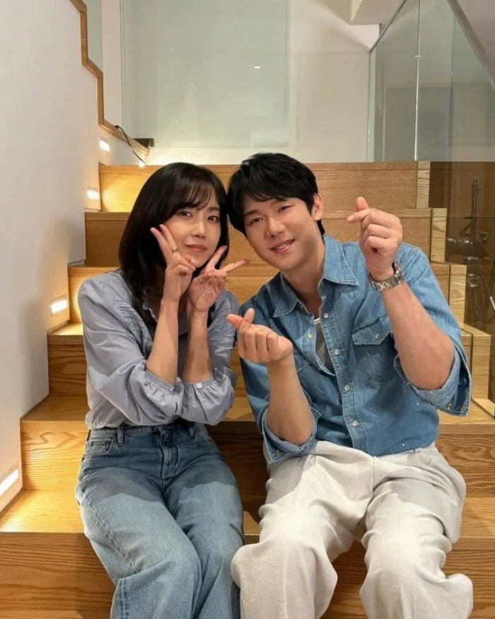 Yoo Yeon-seok Reunites with '♥Shin Hyun-bin' After a Long Time... 'Feels Like a Real Couple'