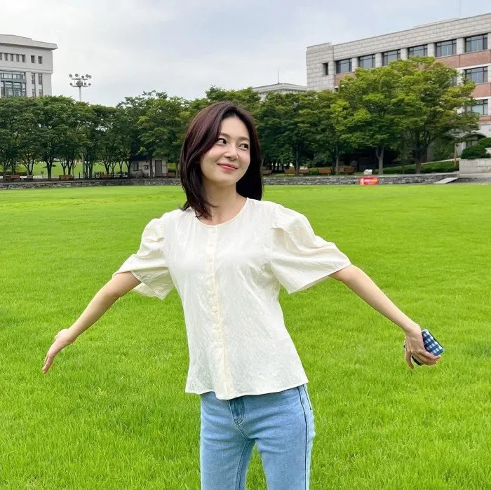 Baek Jin-hee, riendo en el césped verde "¿Qué haré cuando llegue el otoño?"