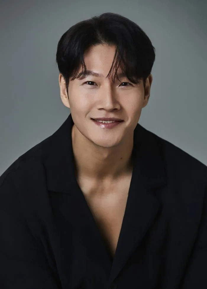Kim Jong Kook firma un contrato exclusivo con Galaxy Corporation... ¡almuerza en la misma mesa que G-Dragon y Song Kang-ho!