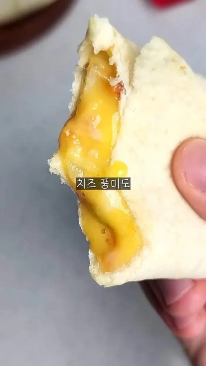 Burrito Real Mexicano de Pepperoni Triple Queso, Pan Danés Plano de Kyoto Marble, Churros con Sabor a Canela de Gourmet CJ