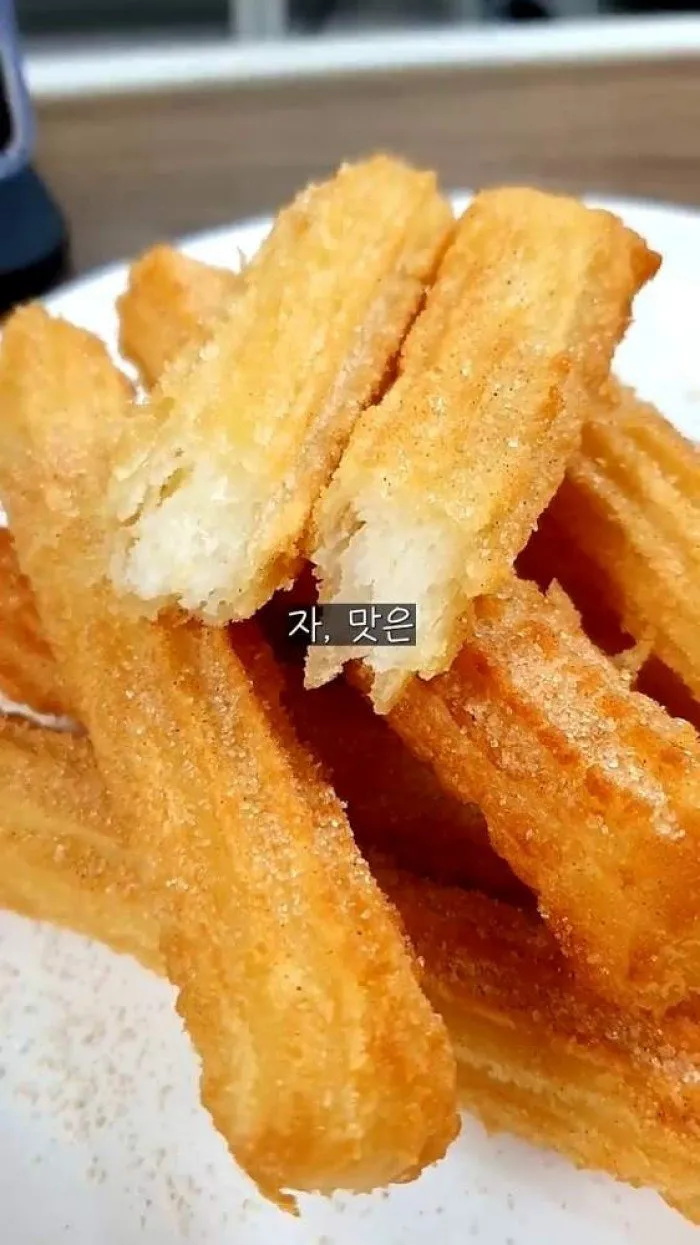 Burrito Real Mexicano de Pepperoni Triple Queso, Pan Danés Plano de Kyoto Marble, Churros con Sabor a Canela de Gourmet CJ