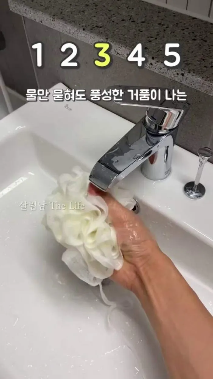 흡착 샤워기 홀더, 핸디 스팀 다리미, 비누 넣는 샤워볼, 이동식 슬라이딩 트레이휴대용 2in1 무선 보조배터리