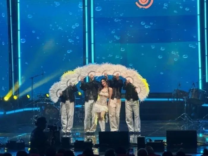 Kwon Eun-bi, empapada en Waterbomb, conquista Mongolia esta vez con una letal 'danza del abanico'