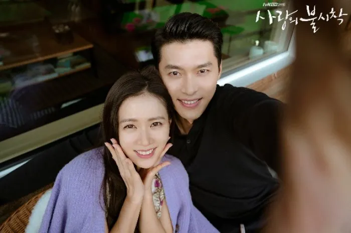 El actor Hyun Bin y Lee Min Jung en apoyo a sus parejas... 'No puedo evitarlo' enamorado