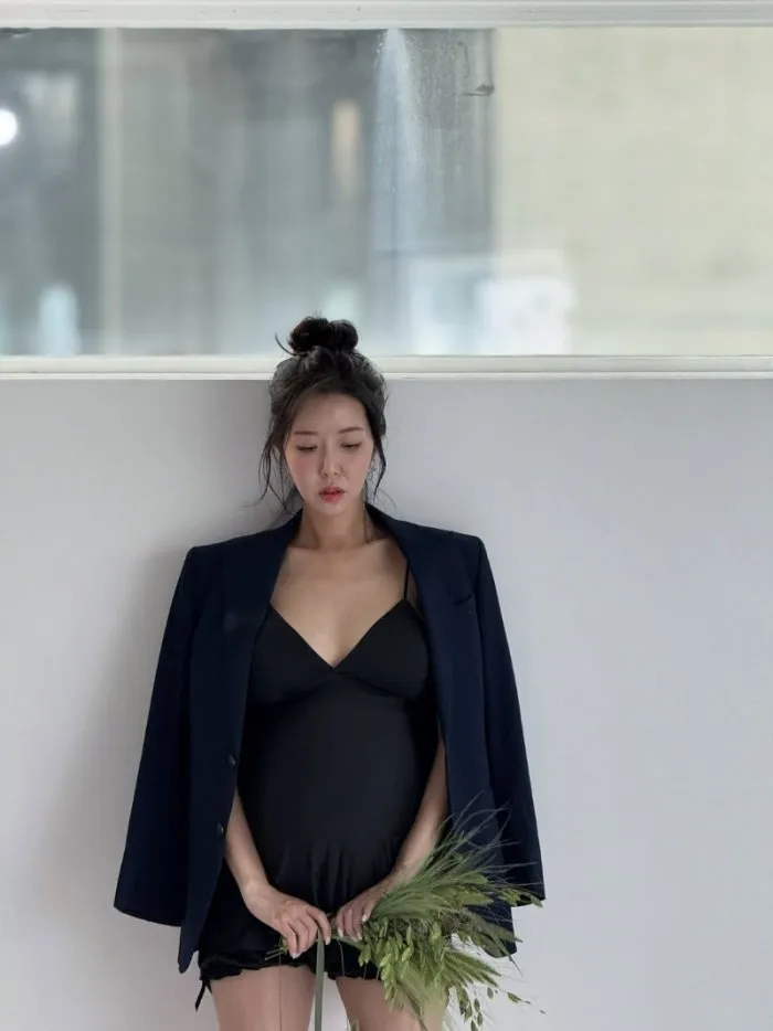 Kim Ji-hye Speaks of Heartfelt Feelings in Front of Neonatal Intensive Care Unit After Giving Birth to Twins