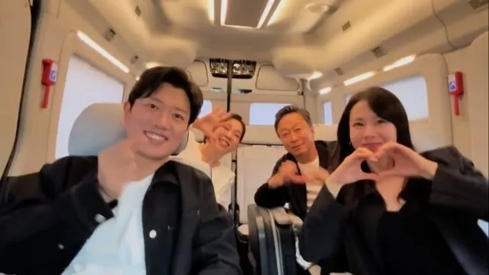 Son Ye-jin Shares a Gift Through a Hand Heart... Where is Lee Byung-hun?