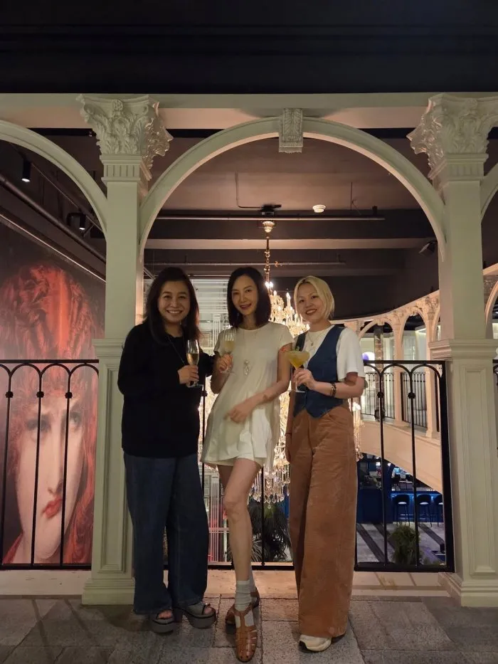 Oh Eun-young Shows Off Natural Hair Instead of Lion Mane... A Snap with Chae Si-ra and Ali