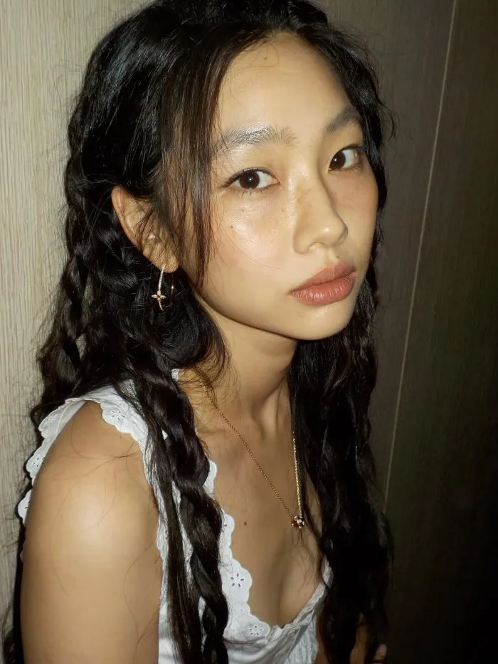 Jung Ho-yeon Shows Off Her 'Goddess-like' Charm in a Dress... Thanks to Her Talented Sisters