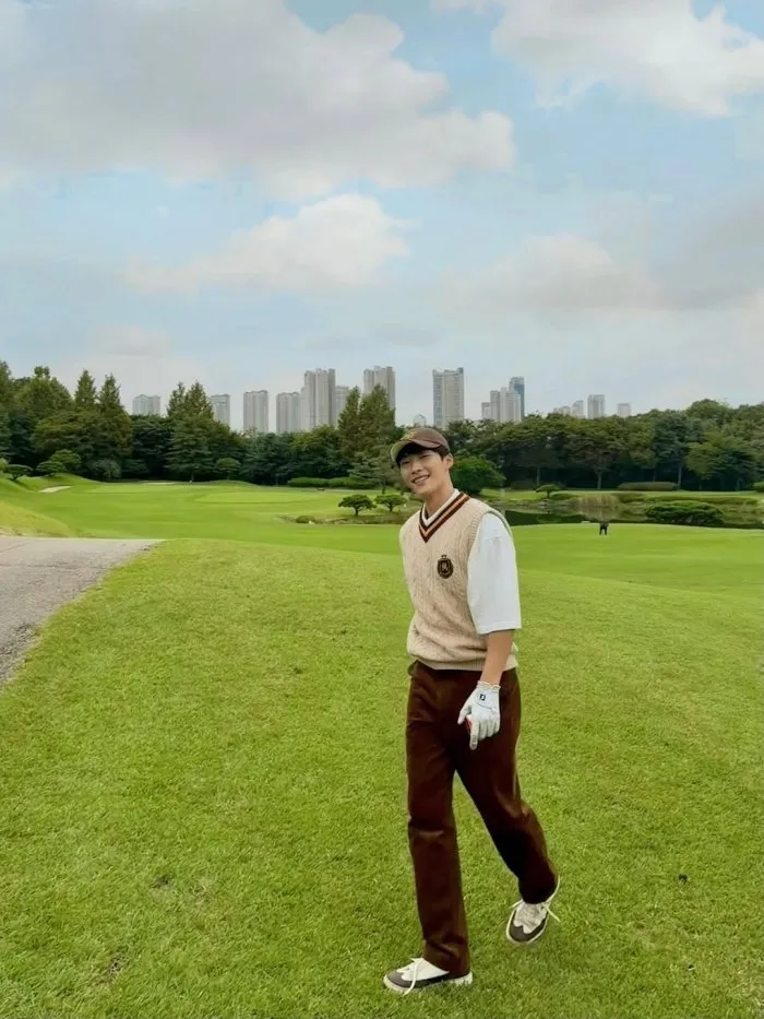 Woo Do-hwan in 'Hunting Dogs' Exudes Autumn Vibes... 'As If Shooting a Pictorial at the Golf Course'