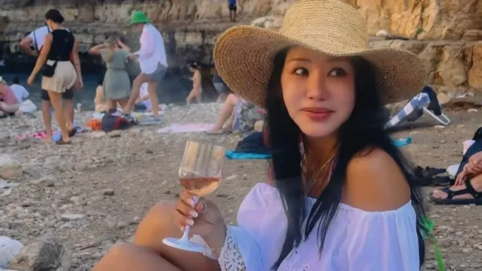 Italia seduce a Uhm Jung-hwa... Disfrutando de la natación en el mar con bikini