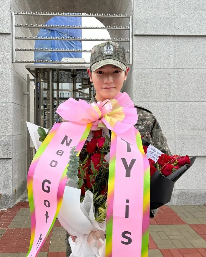 NCT, Taeyong, Navy, Military Discharge, Doyoung, Jungwoo