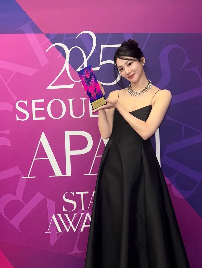 Han Ji-eun, APAN, Instagram, Award, Icon Award, Study Group, Ask the Stars, Be Melodramatic