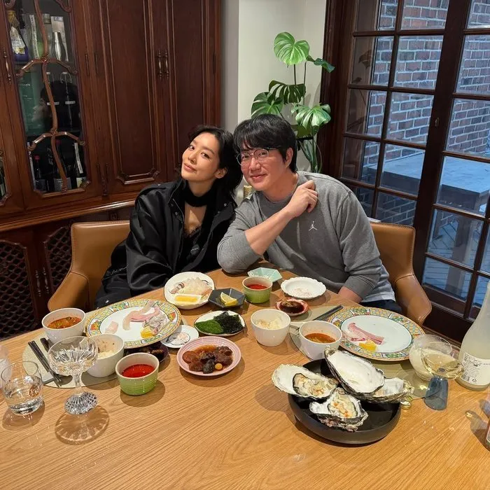 Cha Joo-young, Currently on Hiatus, Spotted With Sung Si-kyung at a Bustling Seafood Market