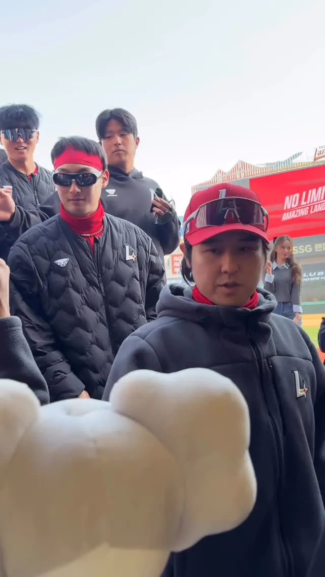 승리의 하이파이브, SSG 랜더스의 환호!