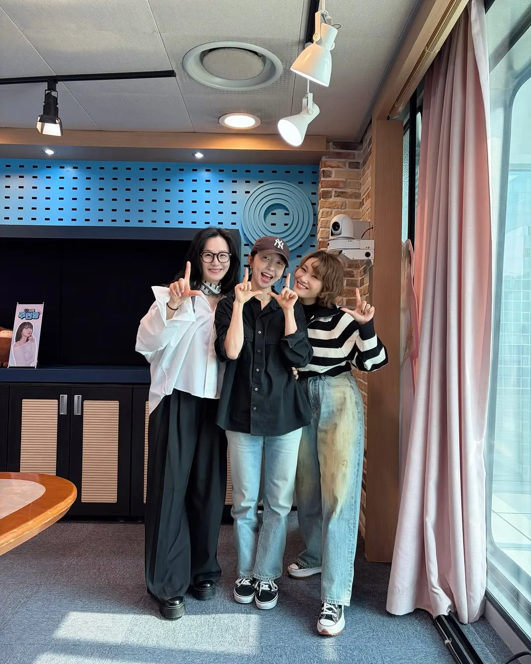 주현영, '렘피카' 주인공들과 밝은 미소