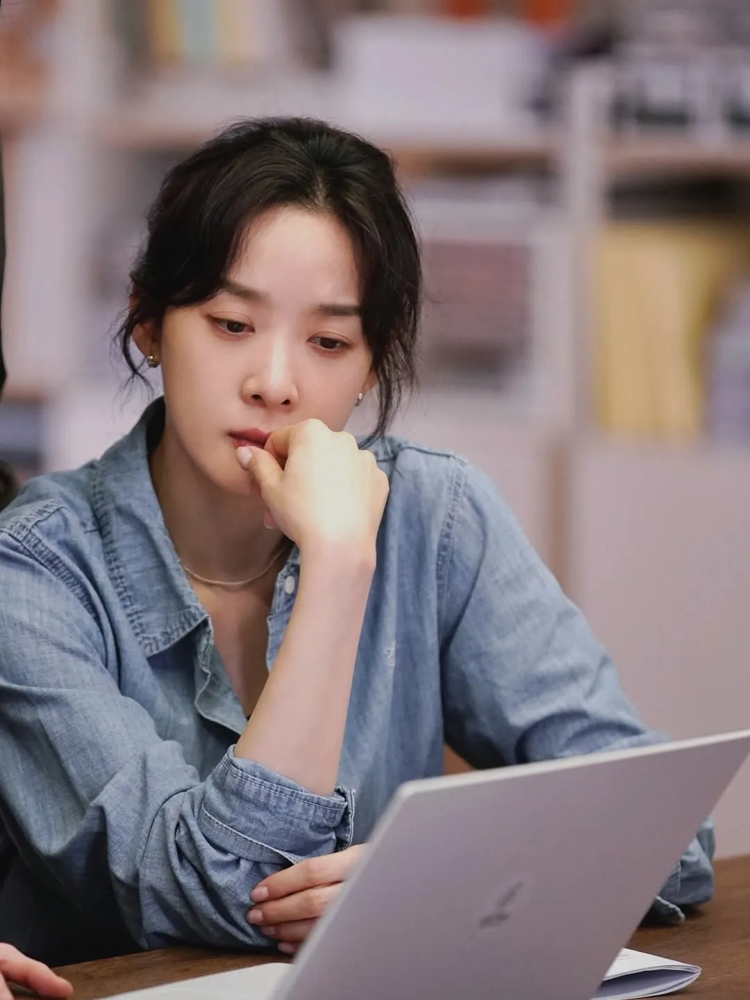 이청아, 드라마 촬영 비하인드 컷 공개