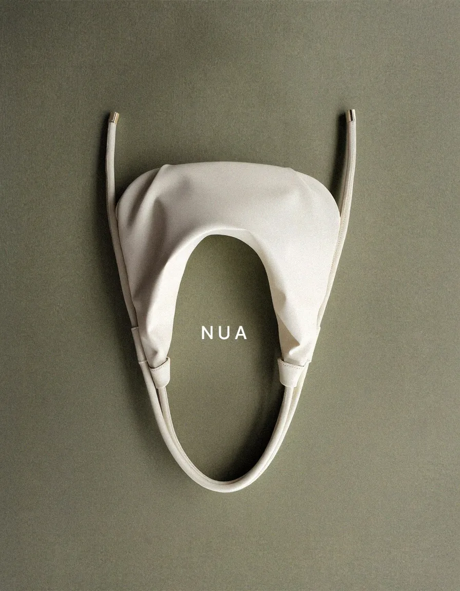 李素利公开新款包袋，更添春日明媚