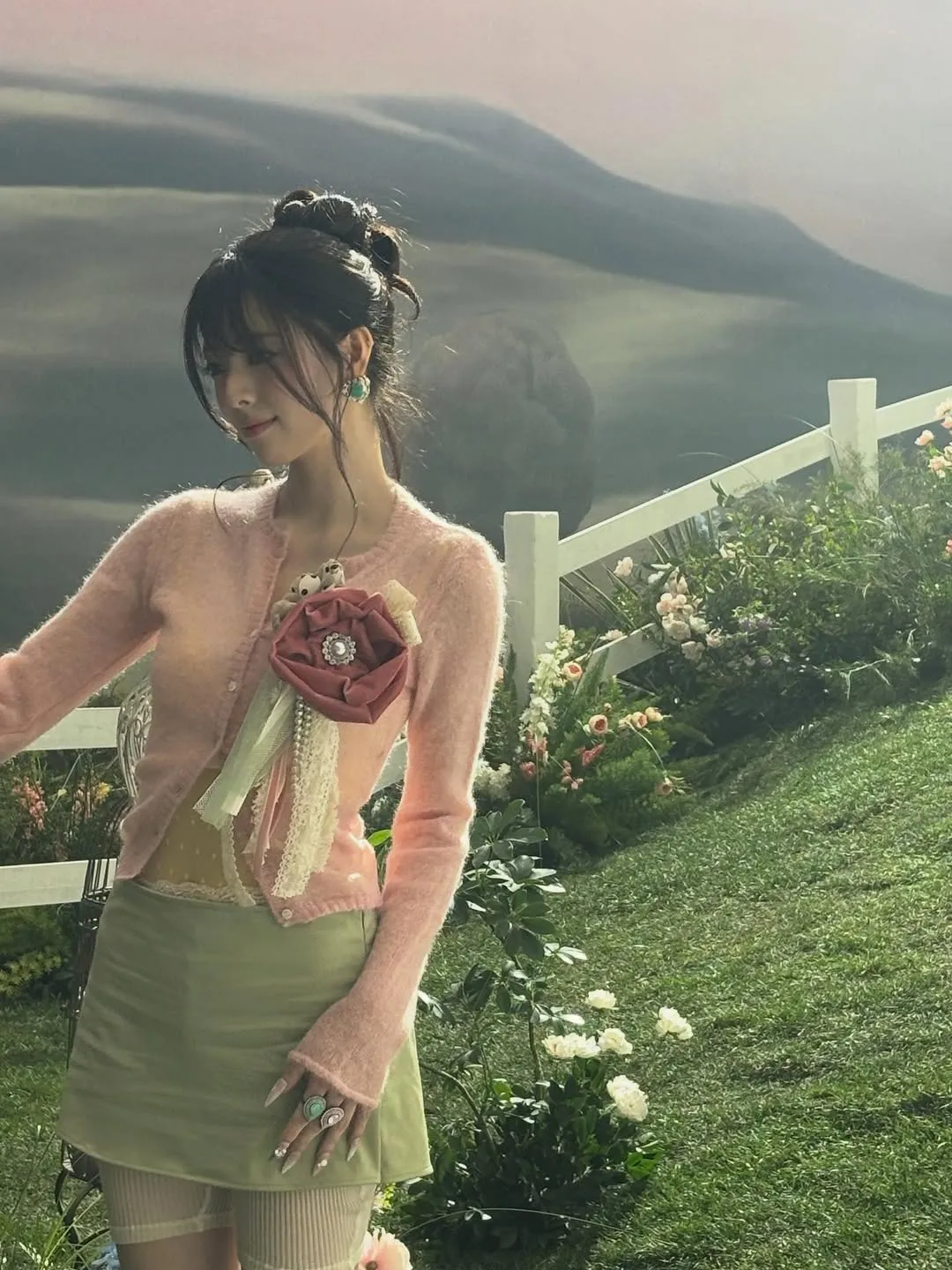 우아한 매력, 있지 유나 꽃밭에서 아름다움 뽐내