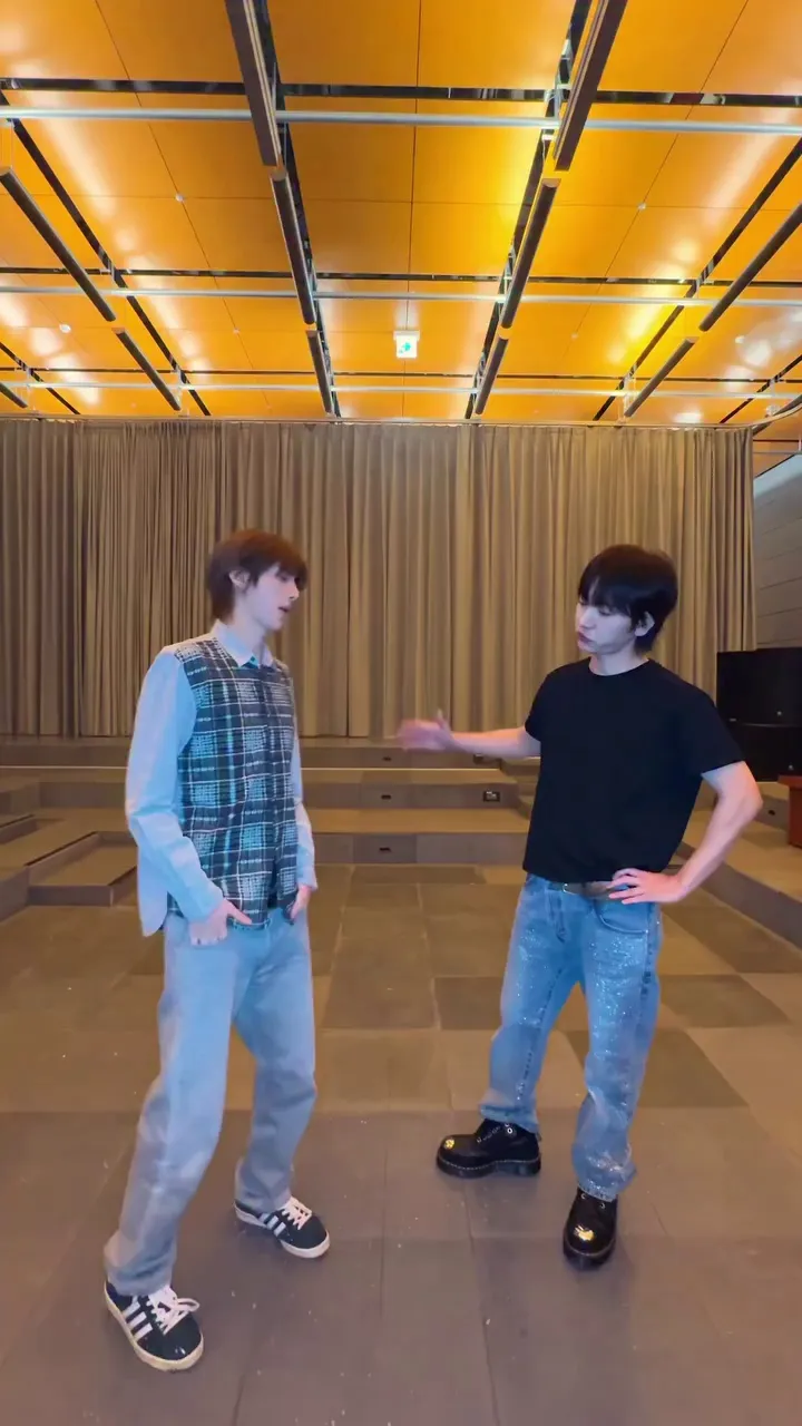 Cortis, aktor, Instagram