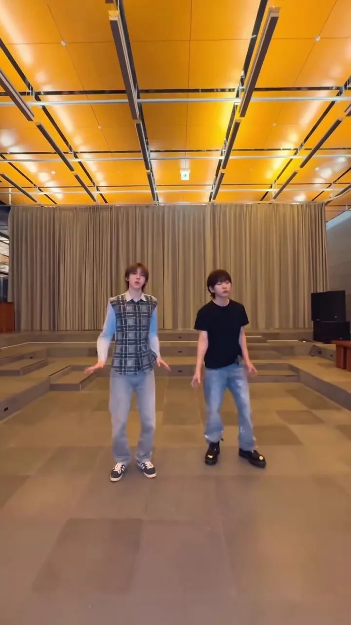 Cortis, aktor, Instagram