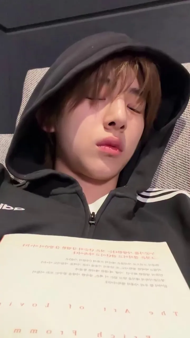 Cortis, Ca sĩ, Bài đăng Instagram