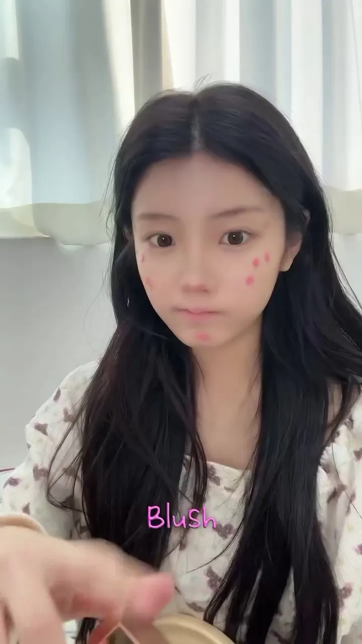 ILLIT, seleb, makeup