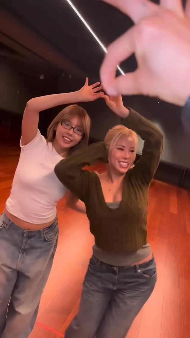 Gabee esbanja charme em estilo 'keyring'