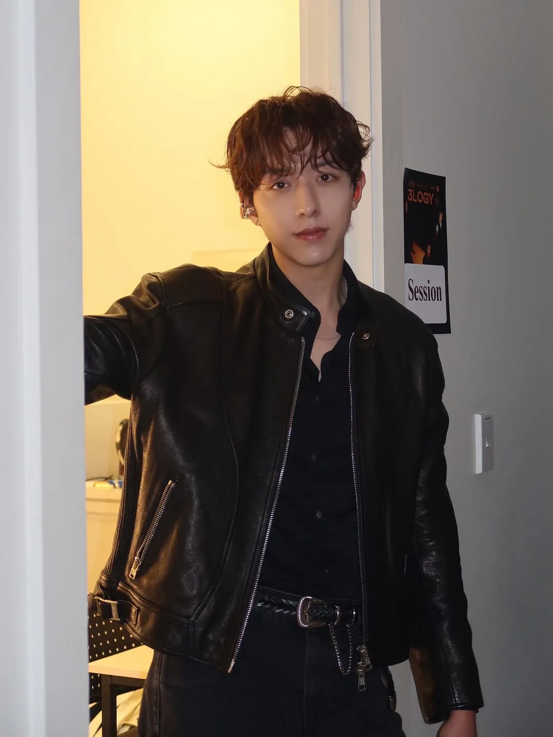 Lee Jung-shin cập nhật tình hình, khoe vẻ lạnh lùng