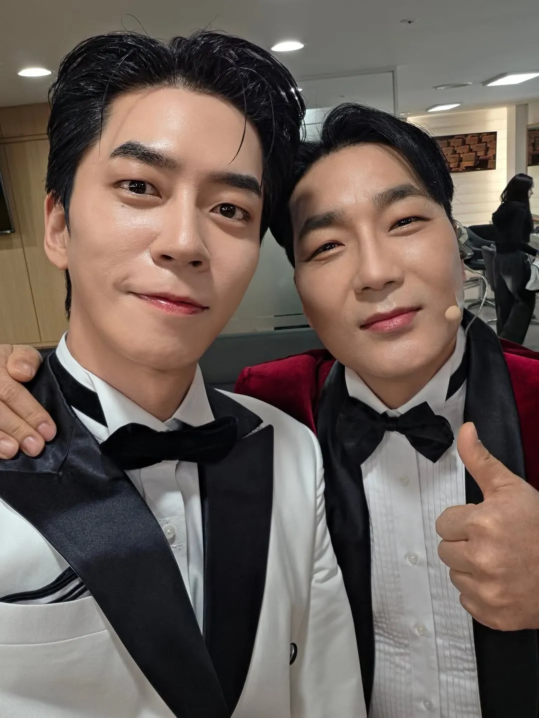 申成祿穿上格調十足的燕尾服，音樂會之行