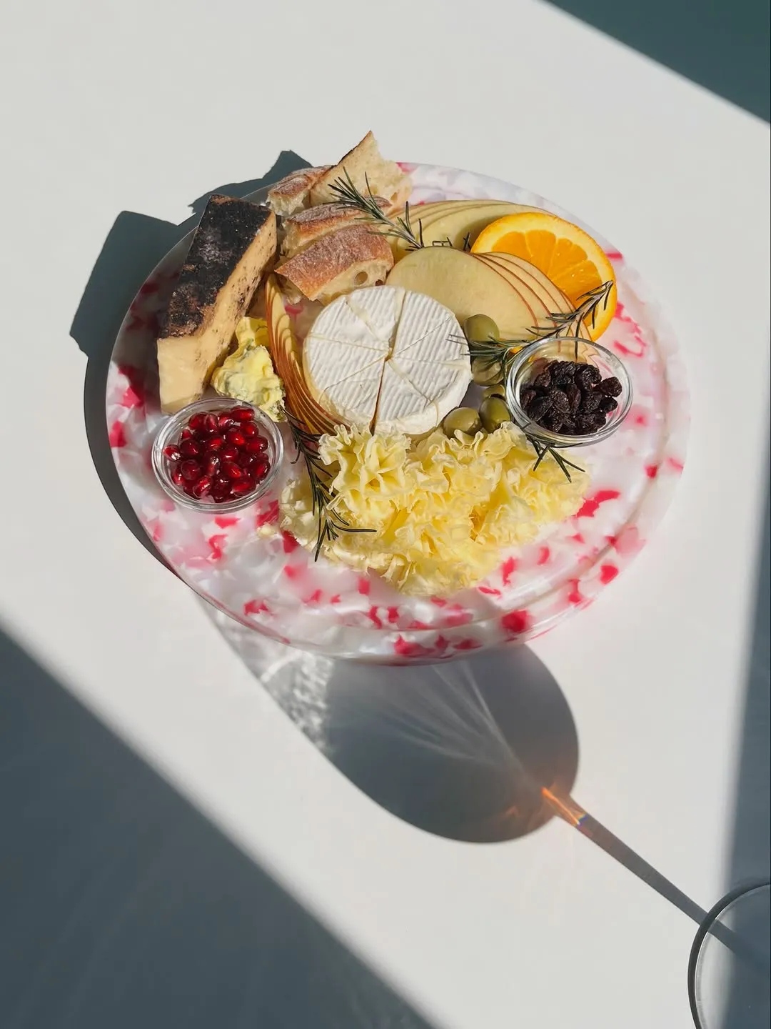 Lee Ji-hye, cocina, tabla de cortar, mesa, ambiente