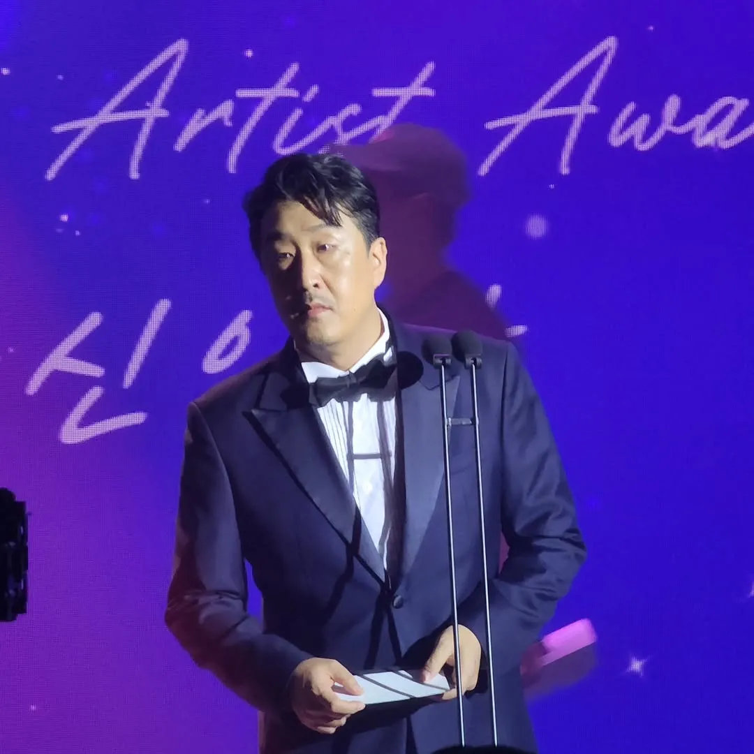 Hyun Bong-sik bersinar lewat busana, kabarkan perilisan 'Method Acting'