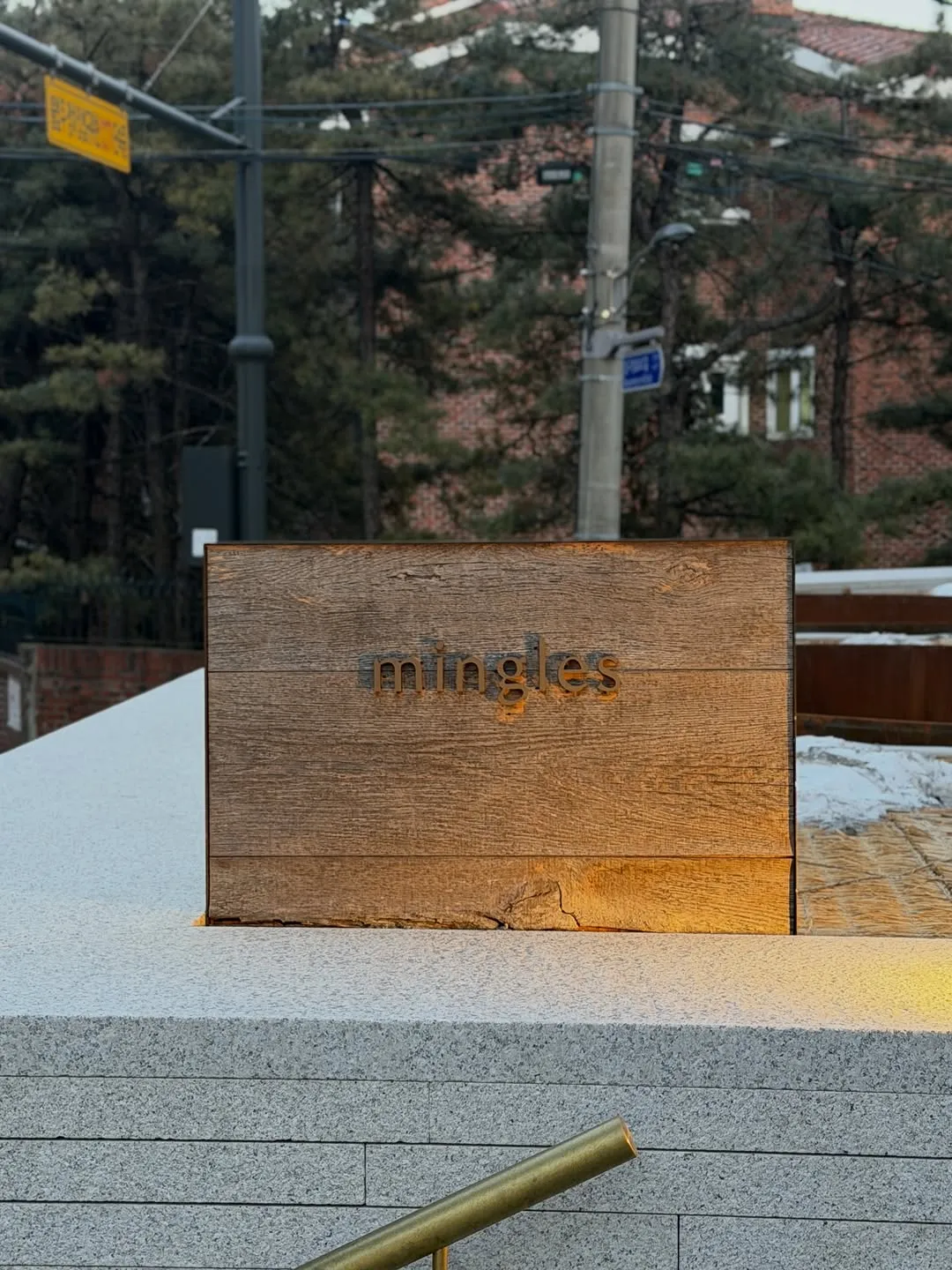 「“幸せなディナー” ダルシャベットのセリ、ミングルズでの晩餐」