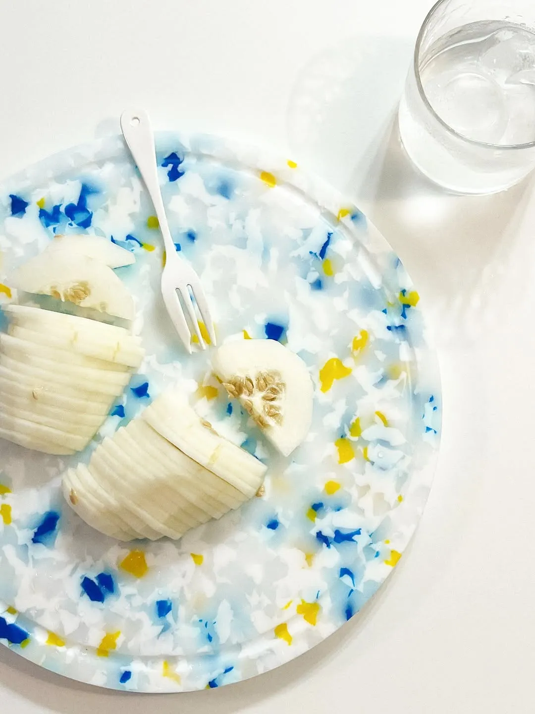 Lee Ji-hye, cocina, tabla de cortar, mesa, ambiente