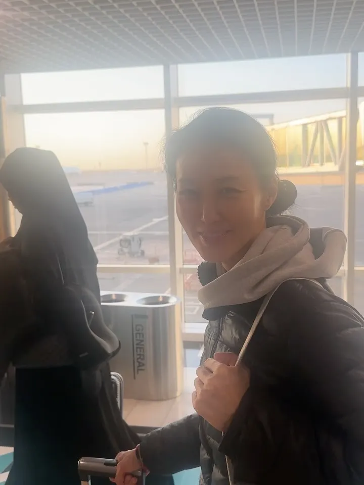 笑容燦爛的申賢俊，機場出國準備就緒