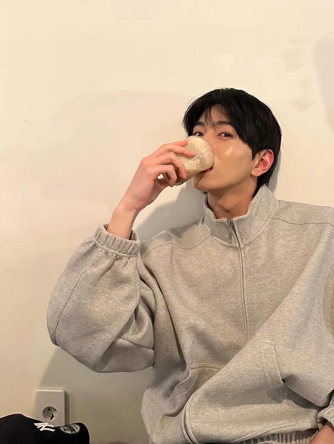 편안한 차림의 최보민, 여유로운 일상 공개