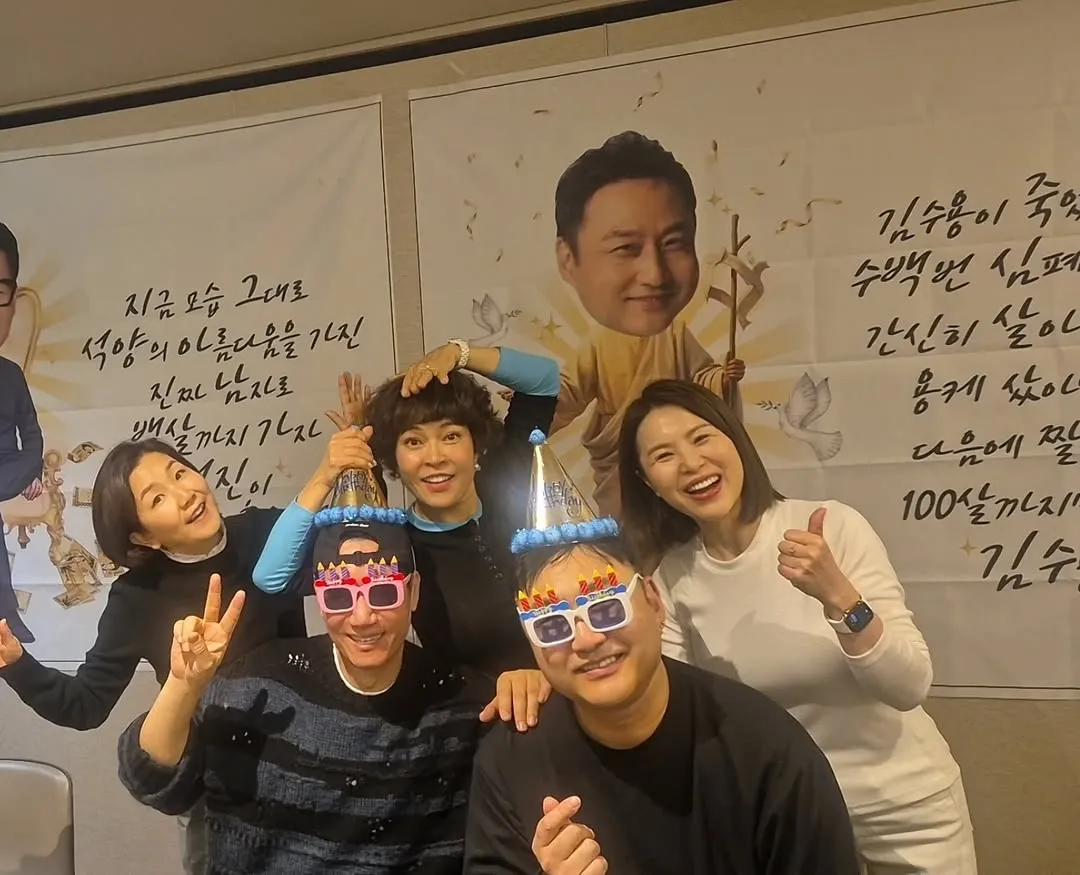 Jo Hye-ryeon chúc mừng các đàn anh hài kịch nhân dịp tròn 60 tuổi